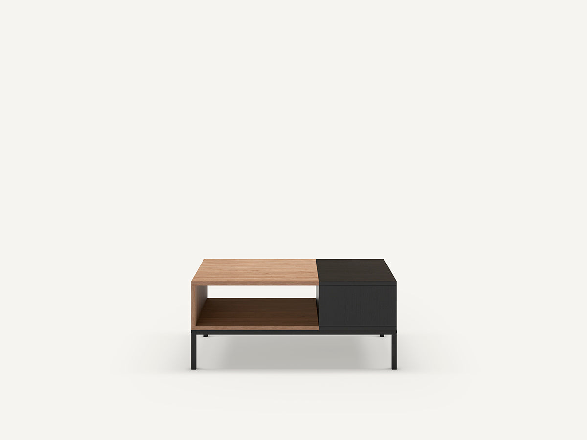 Mesa de centro rectangular, en color natural y negro fabricada de melamina y metal.