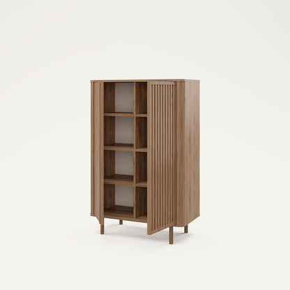 Armario en color marrón fabricado de melamina y madera de roble, con cuatro patas, dos puertas y ochos huecos en su interior con estantes. 