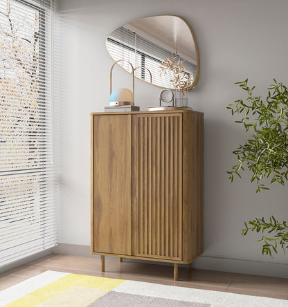 Armario en color marrón fabricado de melamina y madera de roble, con cuatro patas, dos puertas y ochos huecos en su interior con estantes. 