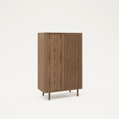 Armario en color marrón fabricado de melamina y madera de roble, con cuatro patas, dos puertas y ochos huecos en su interior con estantes. 