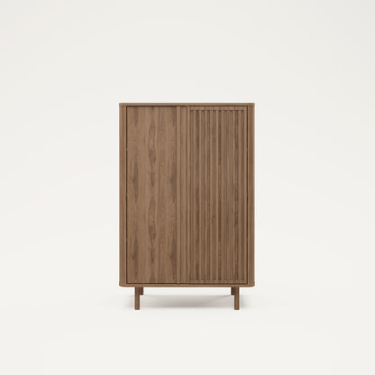Armario en color marrón fabricado de melamina y madera de roble, con cuatro patas, dos puertas y ochos huecos en su interior con estantes. 