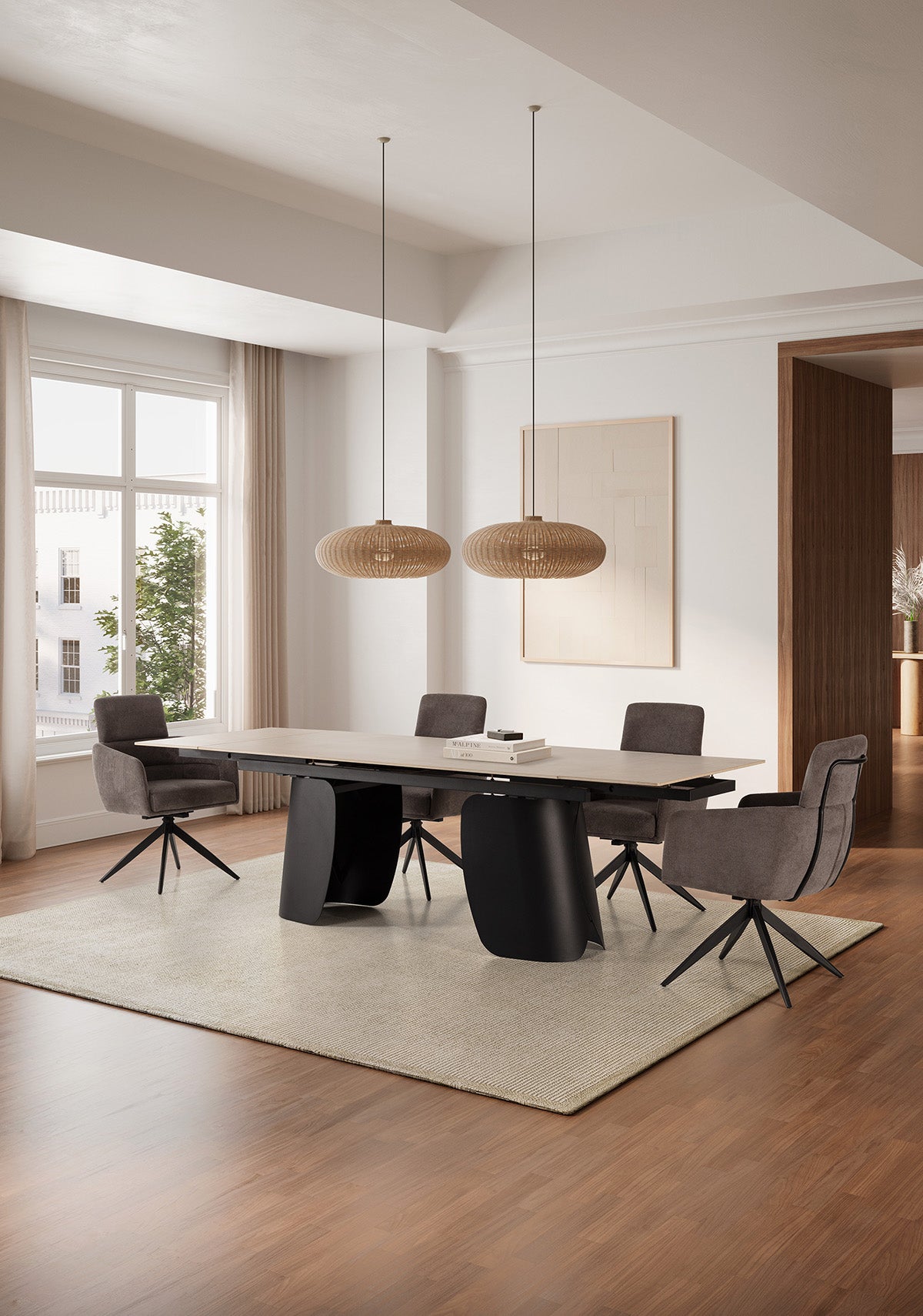 Mesa comedor rectangular y extensible, en color travertino crema con pata metálica negra. Fabricada de piedra sinterizada y metal.