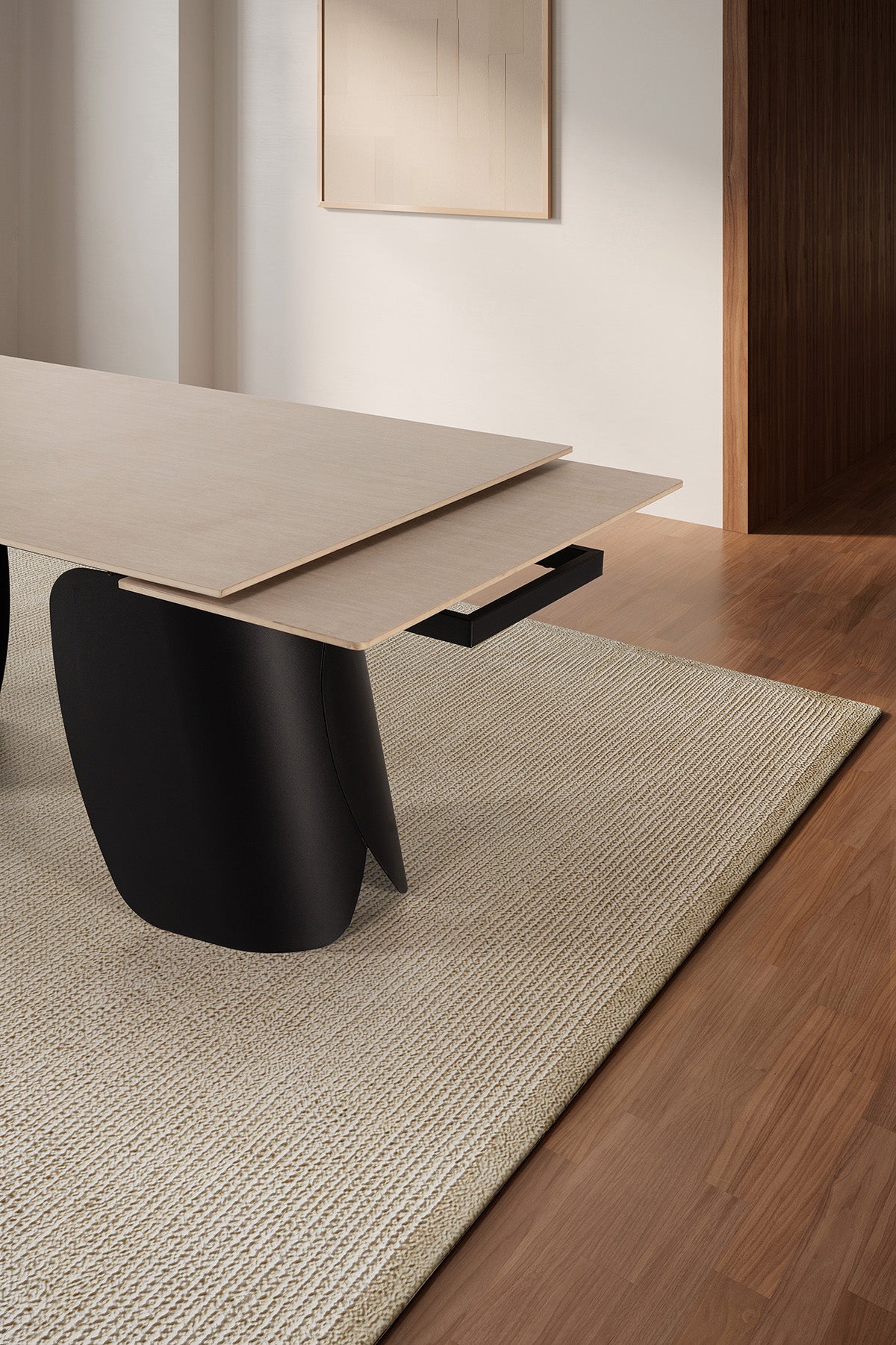 Mesa comedor rectangular y extensible, en color travertino crema con pata metálica negra. Fabricada de piedra sinterizada y metal.