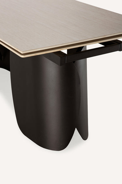Mesa comedor rectangular y extensible, en color travertino crema con pata metálica negra. Fabricada de piedra sinterizada y metal.