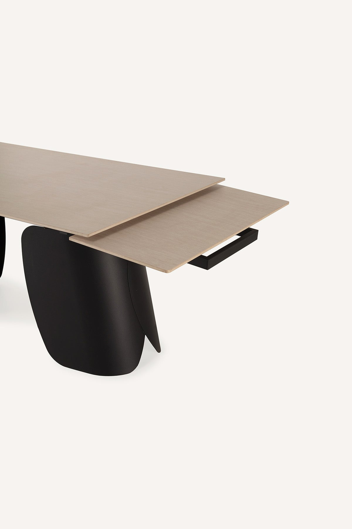 Mesa comedor rectangular y extensible, en color travertino crema con pata metálica negra. Fabricada de piedra sinterizada y metal.