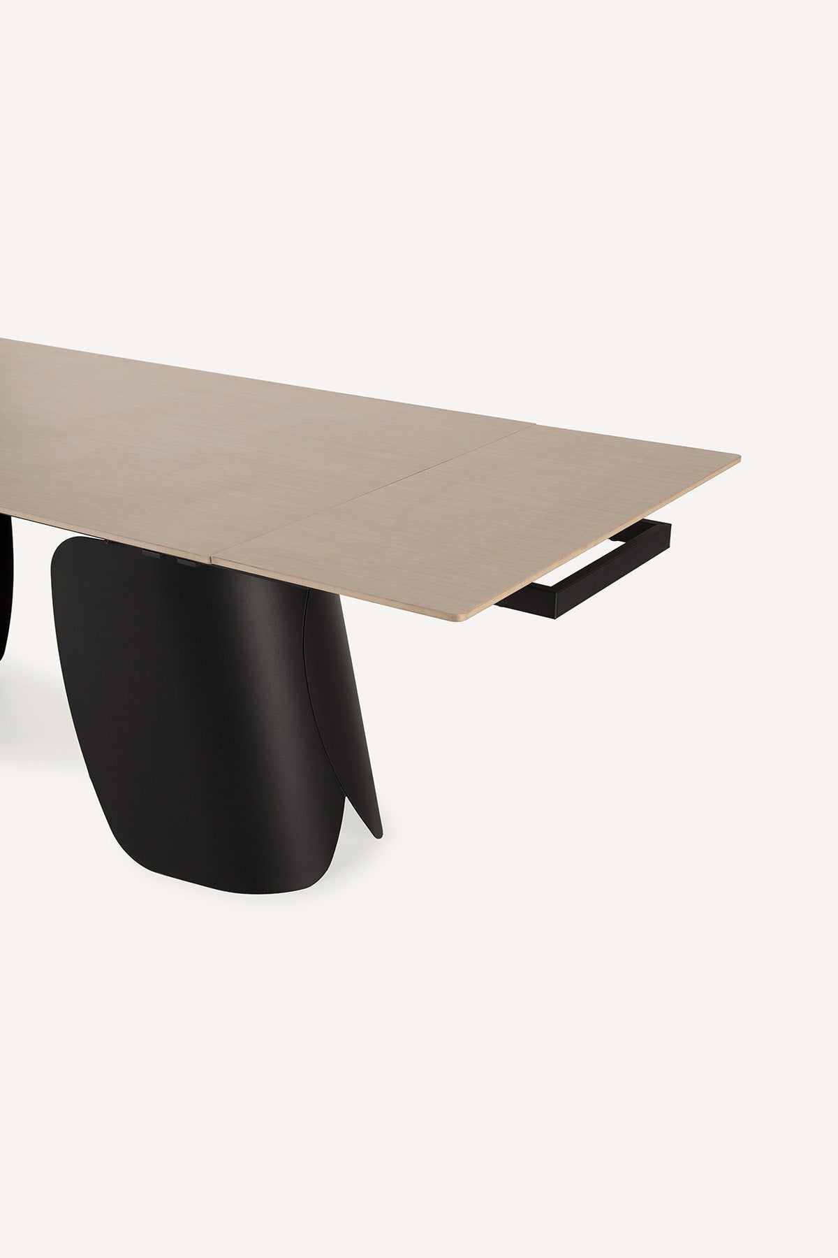 Mesa comedor rectangular y extensible, en color travertino crema con pata metálica negra. Fabricada de piedra sinterizada y metal.