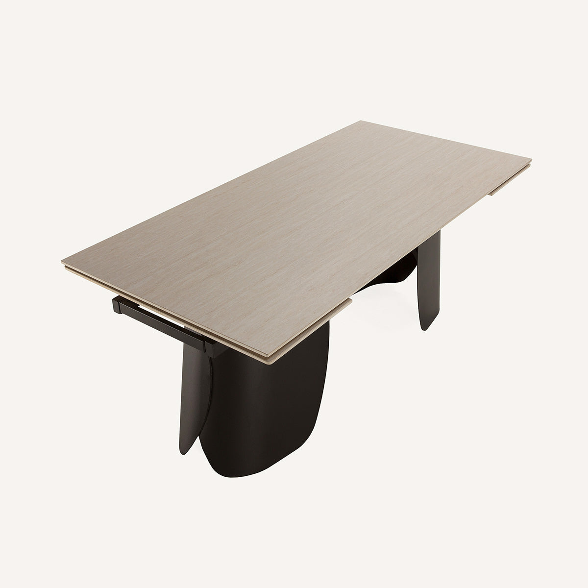 Mesa comedor rectangular y extensible, en color travertino crema con pata metálica negra. Fabricada de piedra sinterizada y metal.