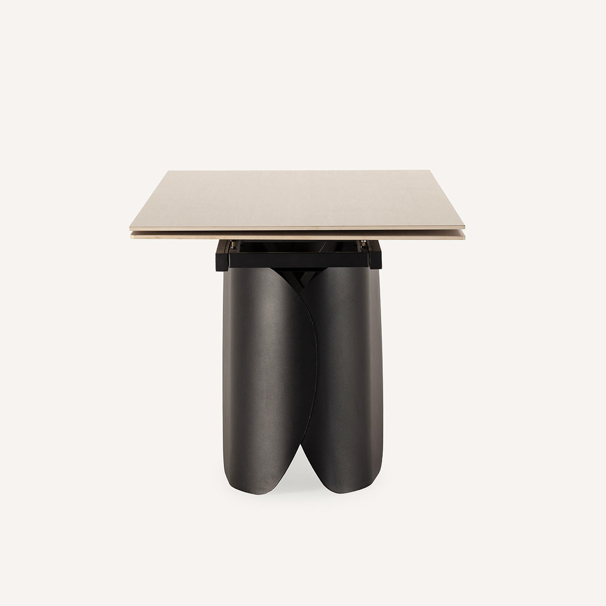 Mesa comedor rectangular y extensible, en color travertino crema con pata metálica negra. Fabricada de piedra sinterizada y metal.