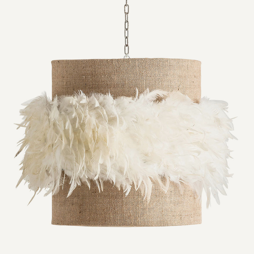 Lámpara de techo fabricada de yute marrón y plumas en blanco roto. Estilo étnico