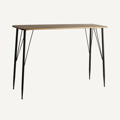 Mesa de escritorio en metal dorado con patas de hierro negro