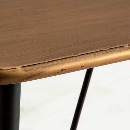 Mesa de escritorio en metal dorado con patas de hierro negro