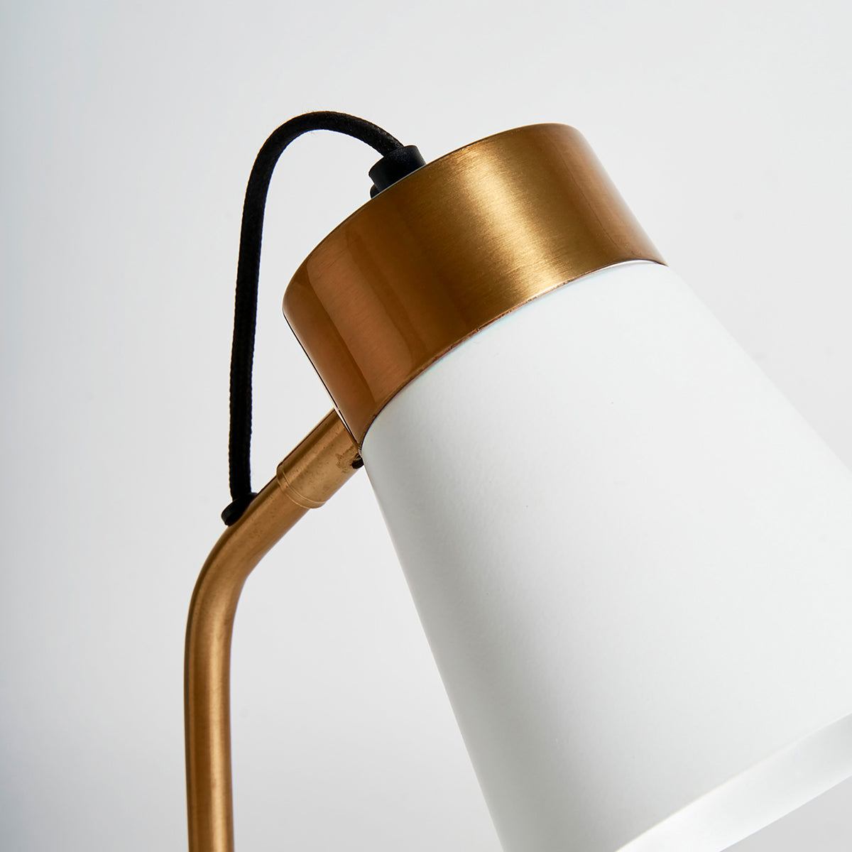 Lámpara de estudio dorada y blanco