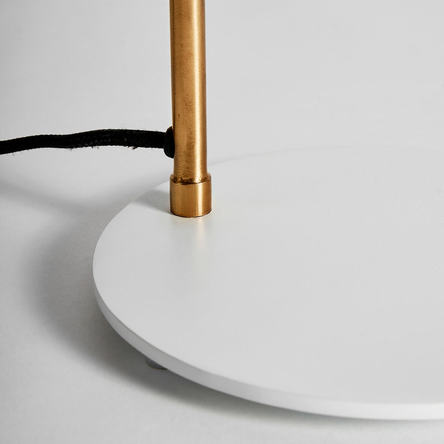 Lámpara de estudio dorada y blanco