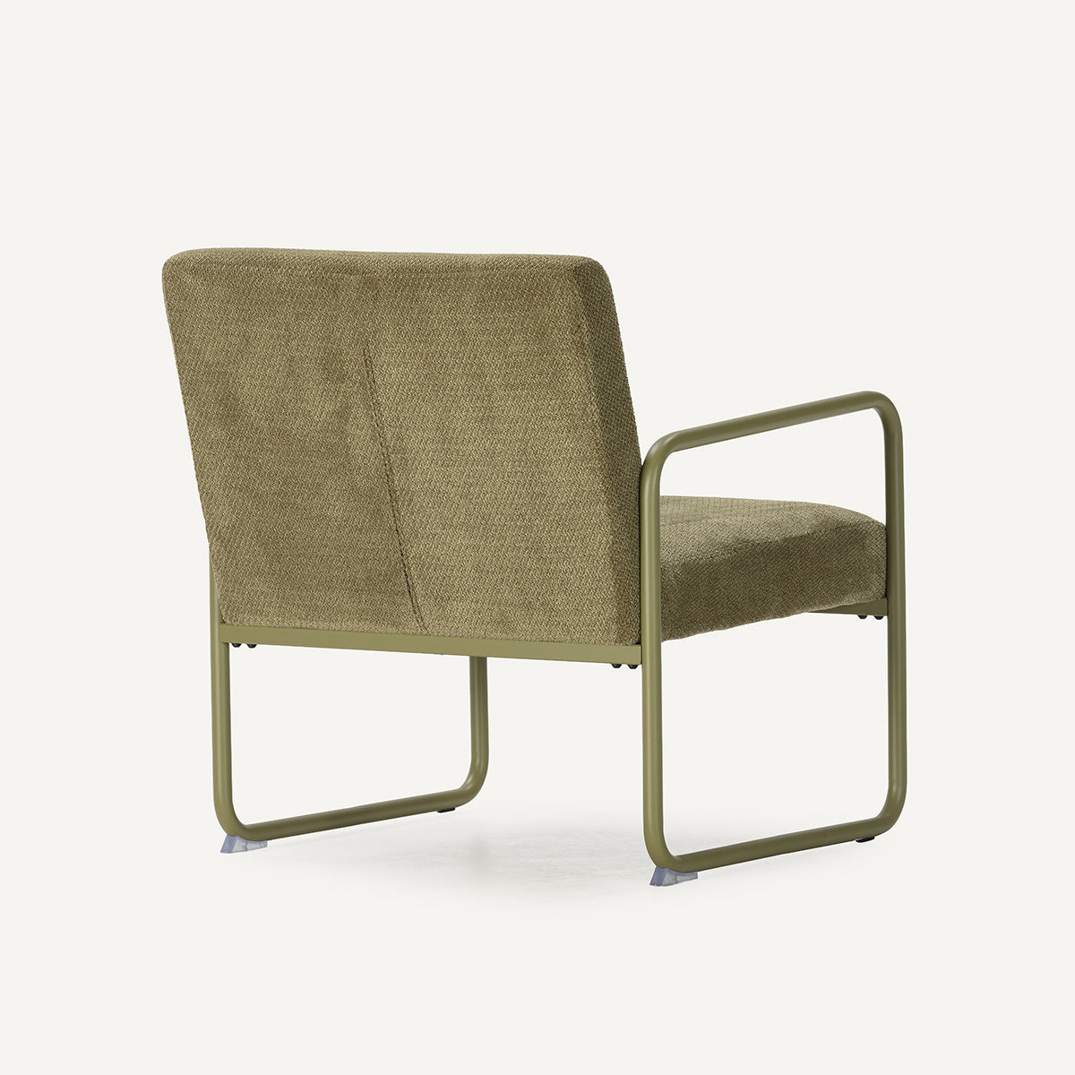 Sillón butaca tapizado de tela en color verde y estructura de metal.