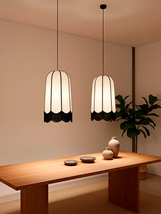 Lámpara de techo con pantalla premium en color blanco y flecos en negro. Fabricada de metal y tejido.