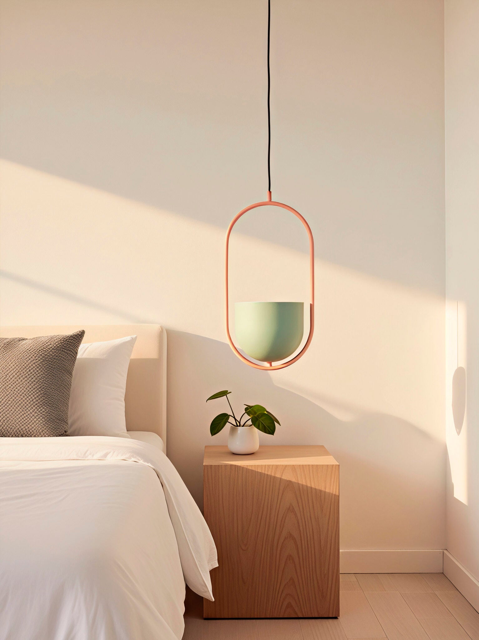 Lámpara de techo o colgante, en color verde y teja. Fabricada de acero con un portalámparas.