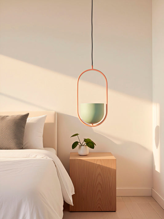 Lámpara de techo o colgante, en color verde y teja. Fabricada de acero con un portalámparas.