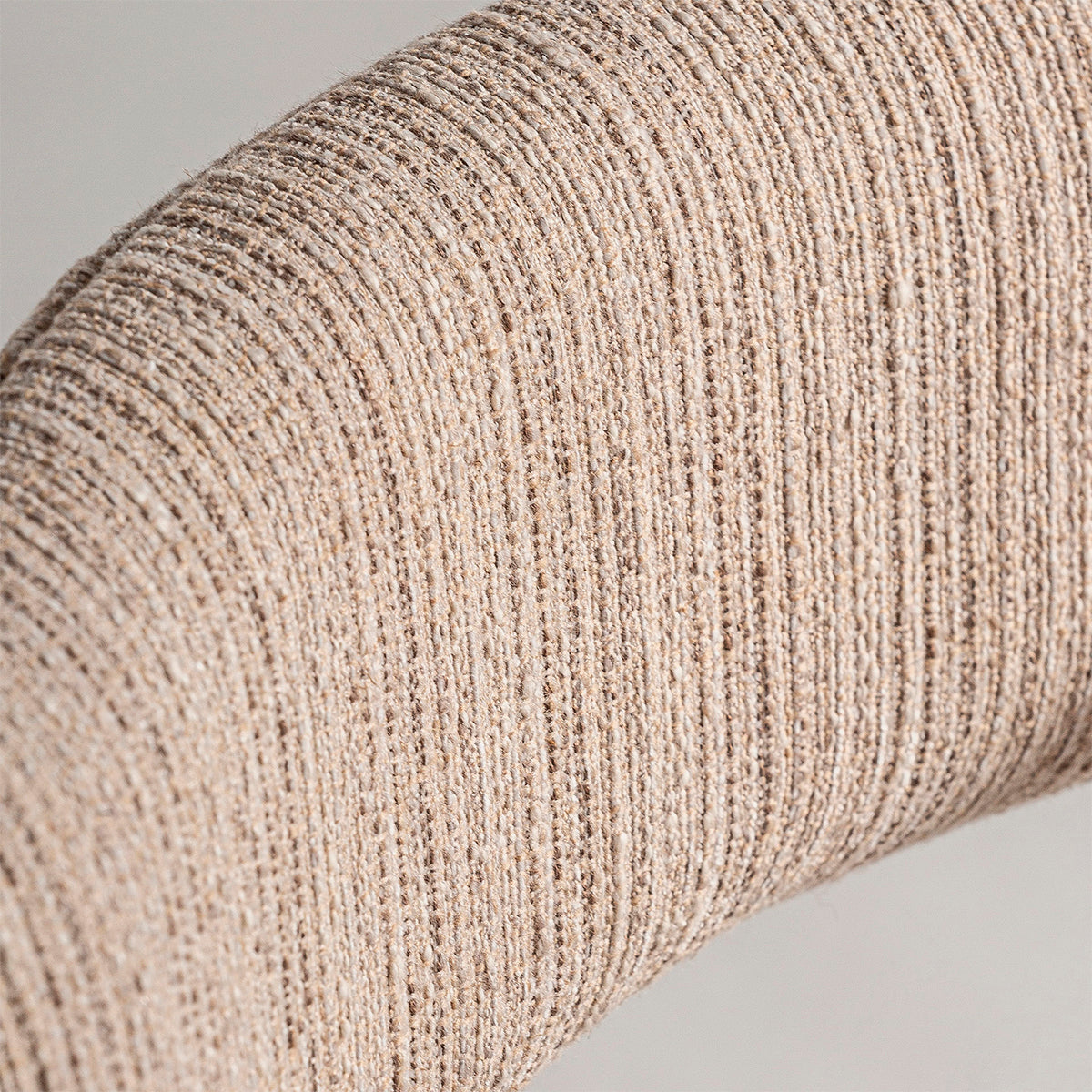 Silla de escritorio, elevable y giratoria, en madera de roble, acero y tejido beige.