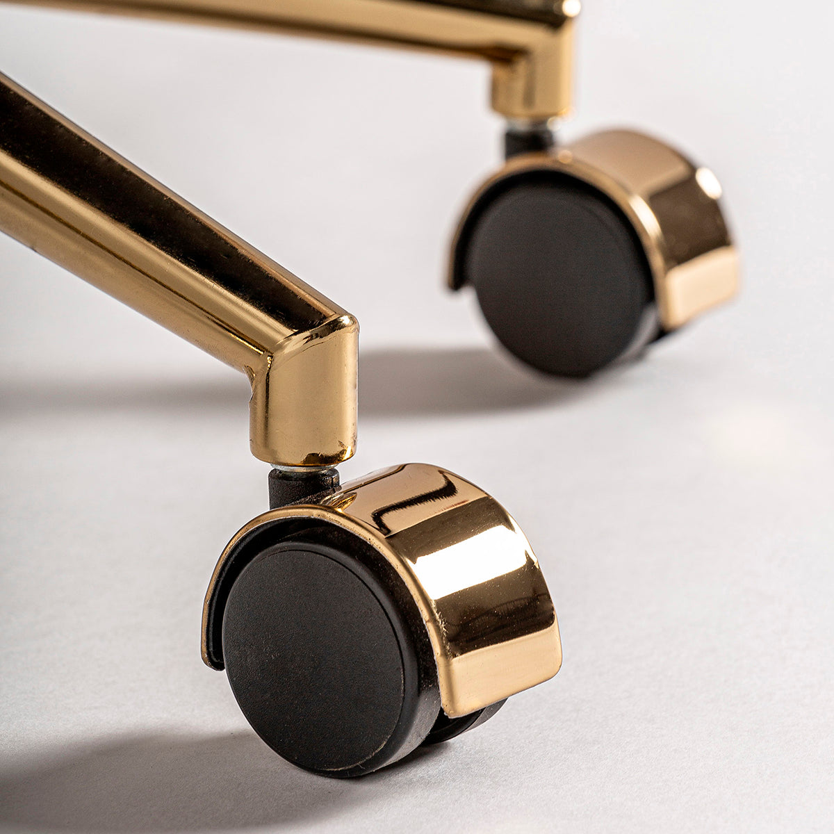 Silla de escritorio, con ruedas, elevable y giratoria, en madera de roble, acero y tejido beige.