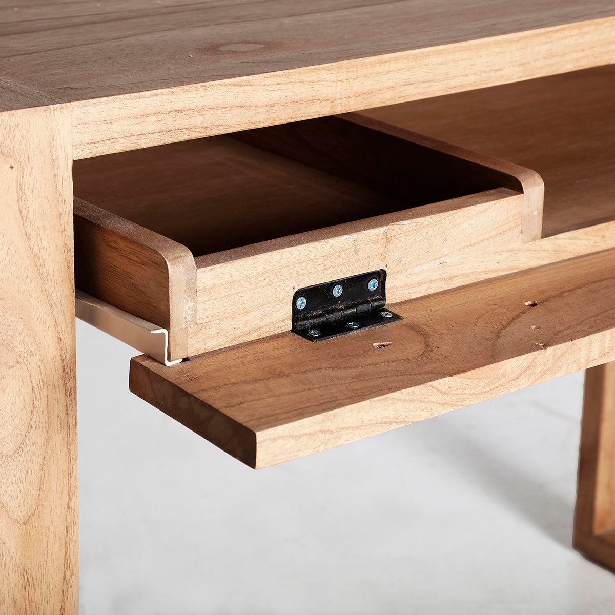 Mesa de escritorio en madera de mindi color natural con un cajón y huecos internos
