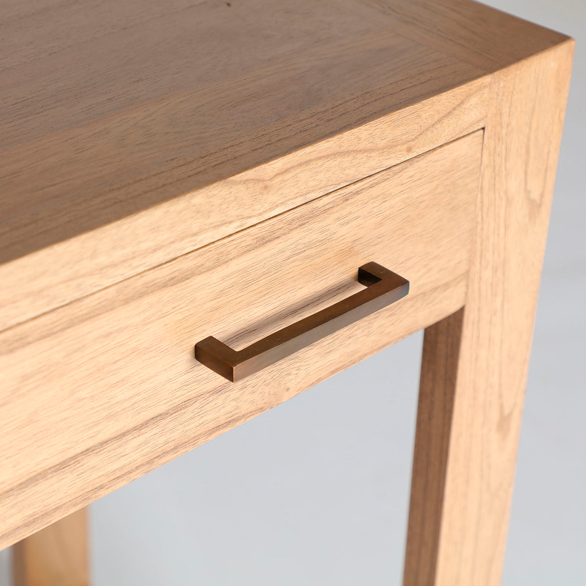 Mesa de escritorio en madera de mindi color natural con un cajón y huecos internos