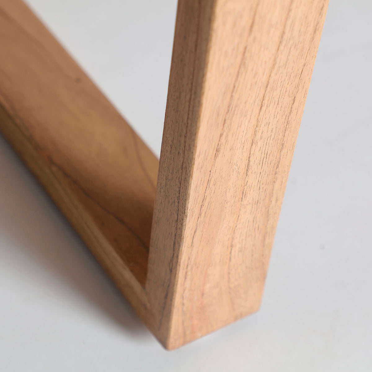 Mesa de escritorio en madera de mindi color natural con un cajón y huecos internos