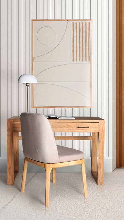 Mesa de escritorio en madera de mindi color natural con un cajón y huecos internos