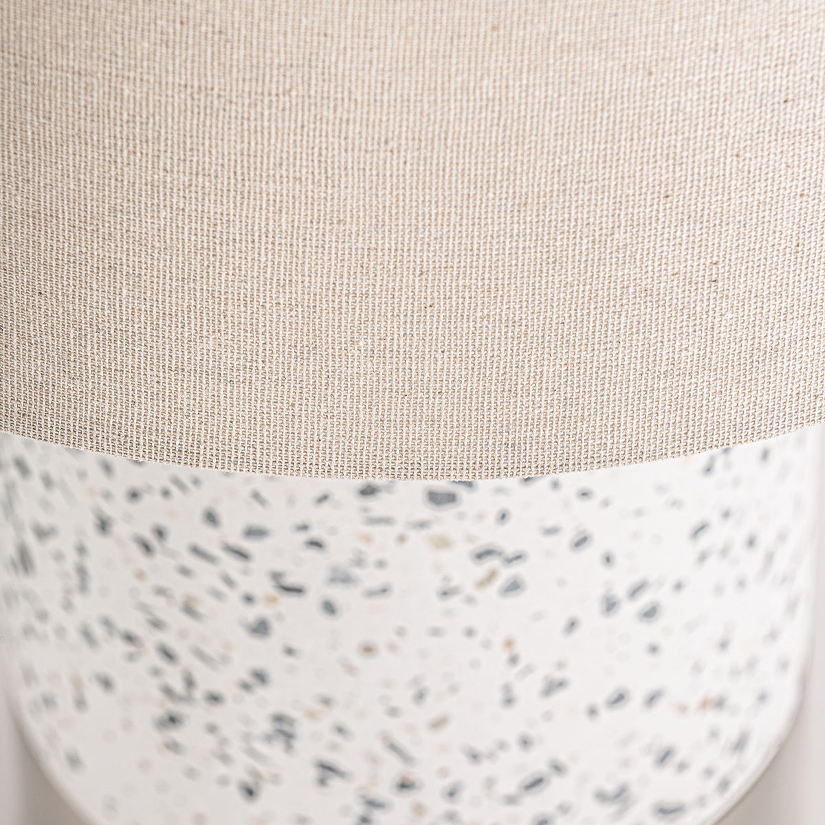 Lámpara de mesa de estilo Art déco. Fabricada de piedra color blanca con detalles en color, combinada con acero color plata y pantalla de lino blanco.