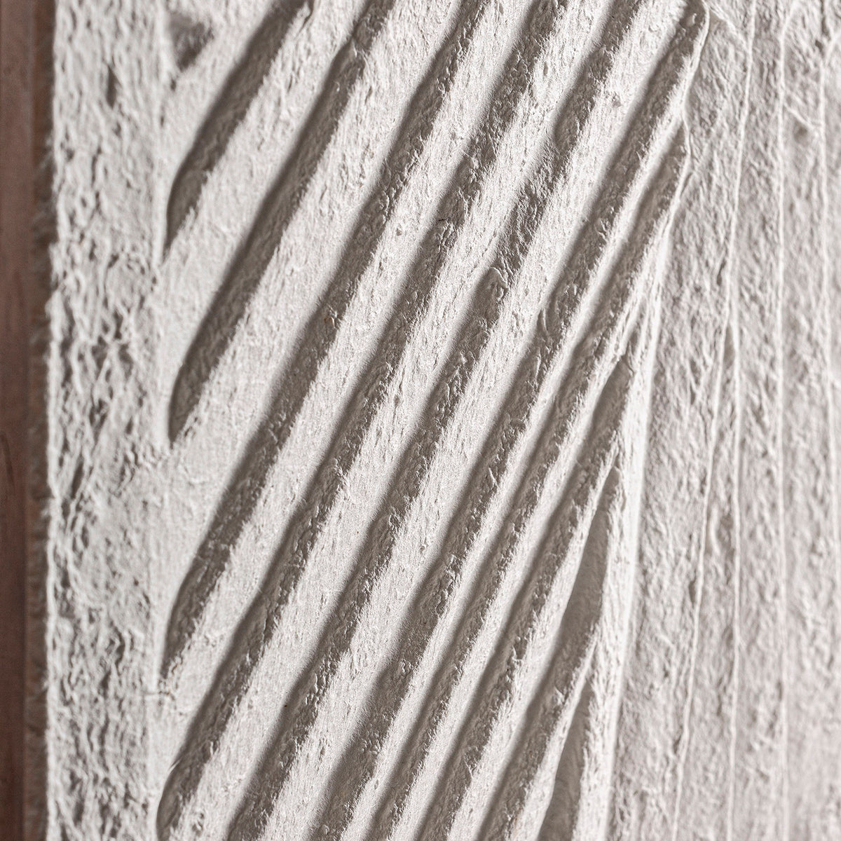 Cuadro fabricado de papel maché blanco con acabado artesanal, combinado con madera de Paulownia en color marrón.