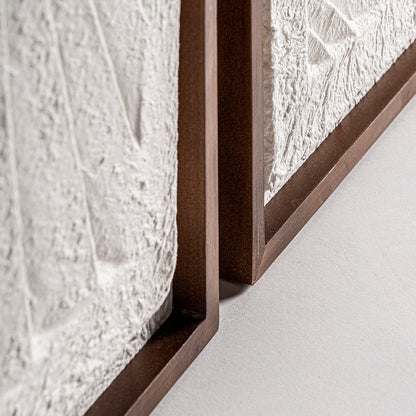 Cuadro fabricado de papel maché blanco con acabado artesanal, combinado con madera de Paulownia en color marrón.