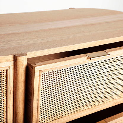 Cómoda en madera de fresno y ratán, color marrón natural. Diseño minimalista con tres cajones