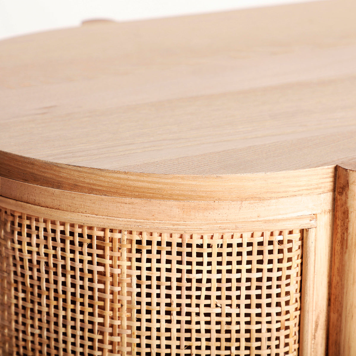 Cómoda en madera de fresno y ratán, color marrón natural. Diseño minimalista con tres cajones