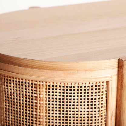 Cómoda en madera de fresno y ratán, color marrón natural. Diseño minimalista con tres cajones