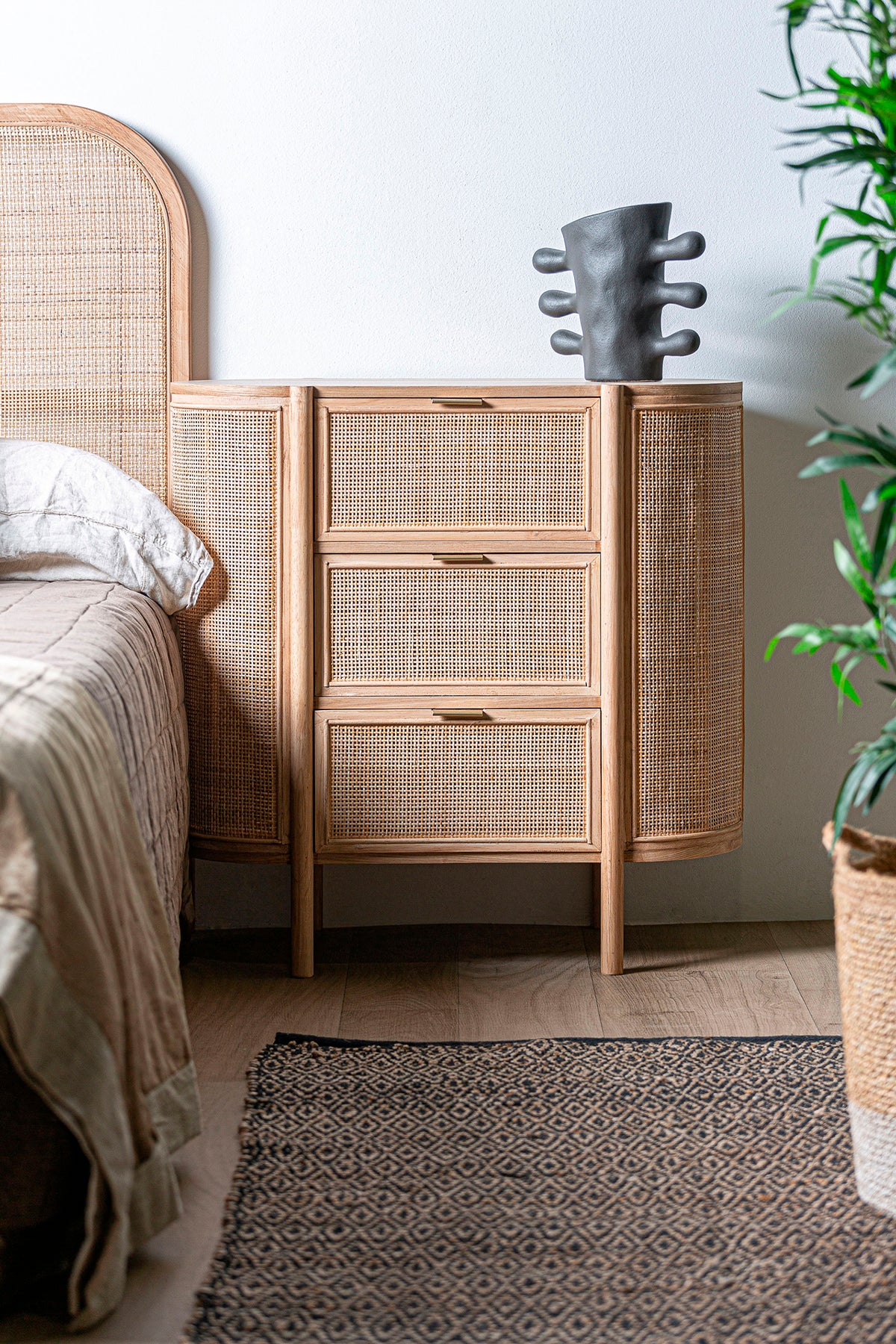 Cómoda en madera de fresno y ratán, color marrón natural. Diseño minimalista con tres cajones