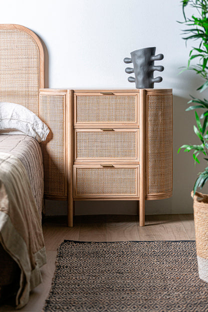 Cómoda en madera de fresno y ratán, color marrón natural. Diseño minimalista con tres cajones