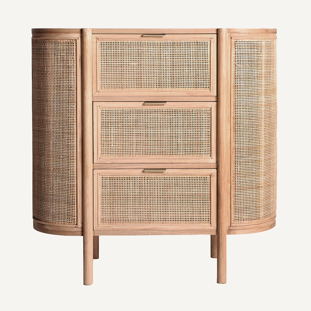 Cómoda en madera de fresno y ratán, color marrón natural. Diseño minimalista con tres cajones