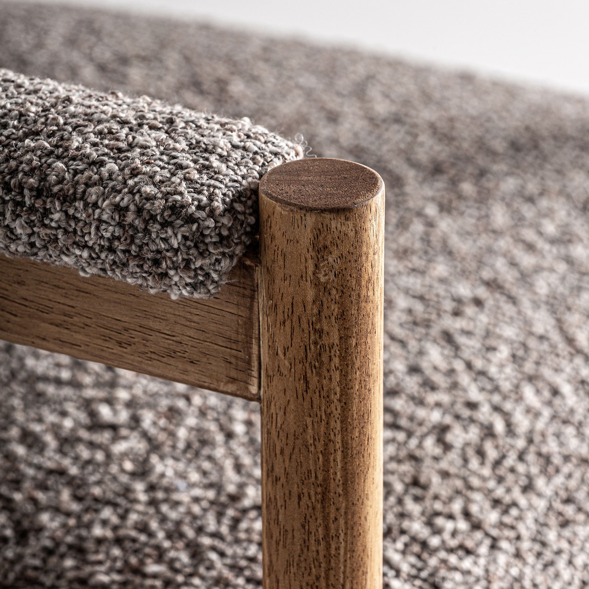 Silla de diseño grande Bezier en madera y tapizado gris 