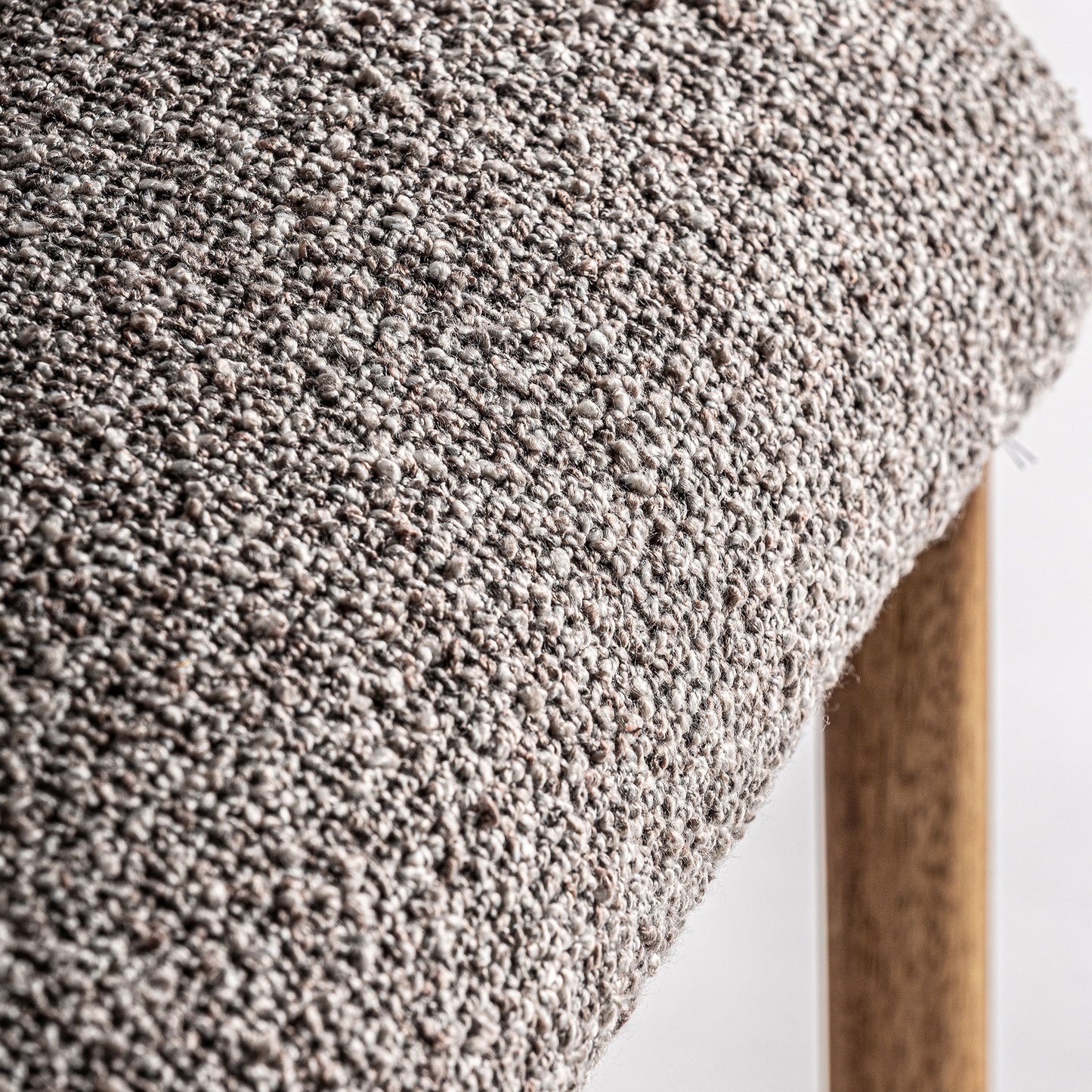 Silla de diseño grande Bezier en madera y tapizado gris 