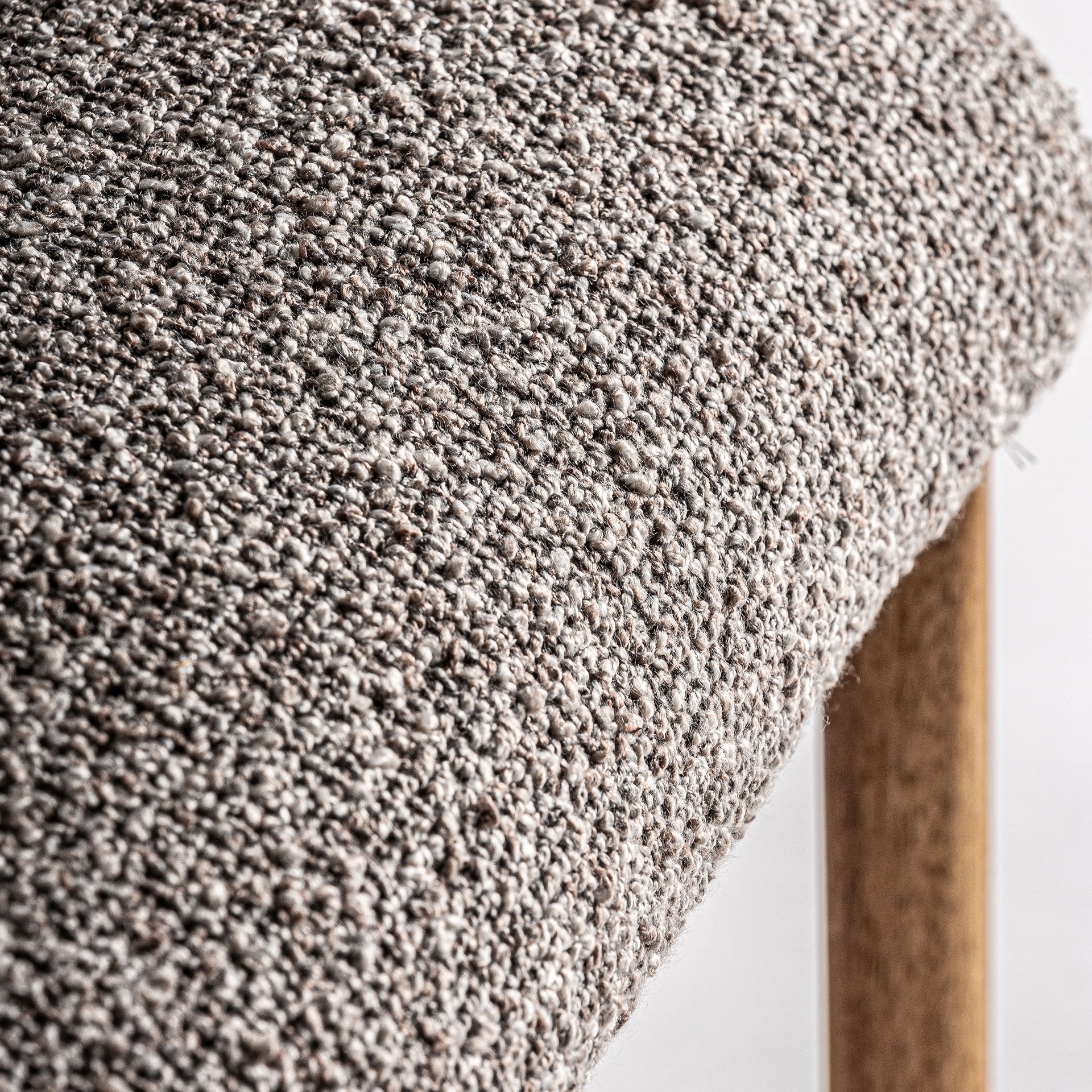 Silla de diseño grande Bezier en madera y tapizado gris 