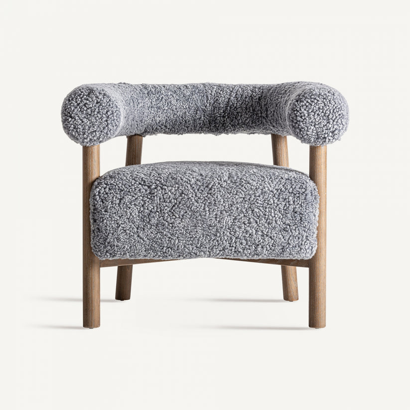 Sillón tapizado con textura peluche