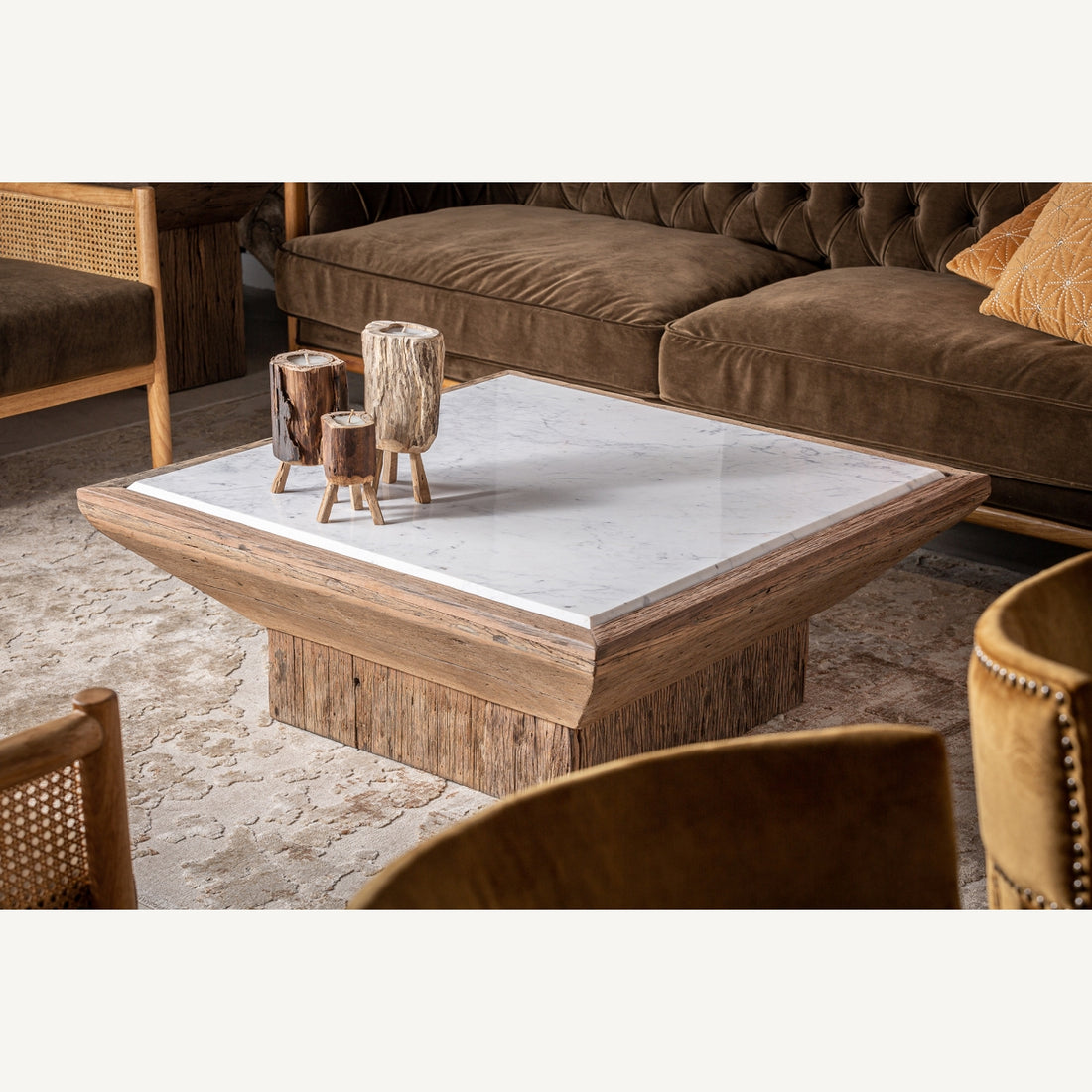 Mesa de centro con base de madera y patas de hierro, estilo industrial con toque vintage.
