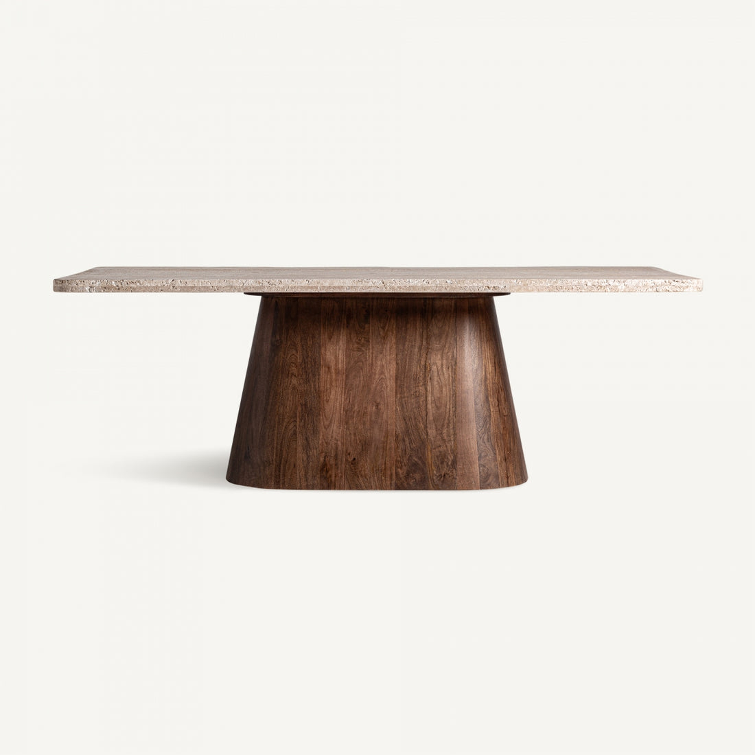 Mesa comedor en color marrón con forma rectangular, fabricada en mármol travertino combinado con el pie en madera de acacia.