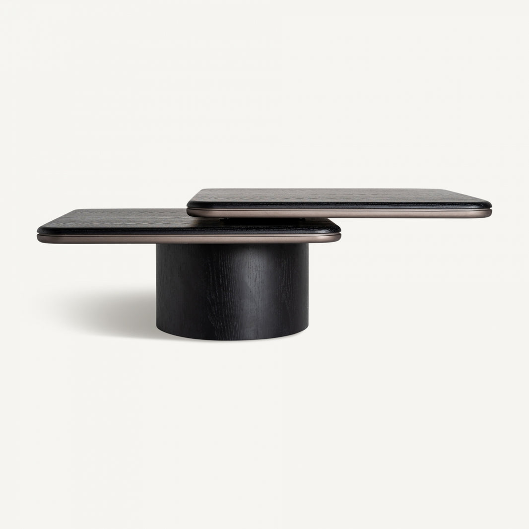 Mesa de centro, en madera de roble, color negro y beige.