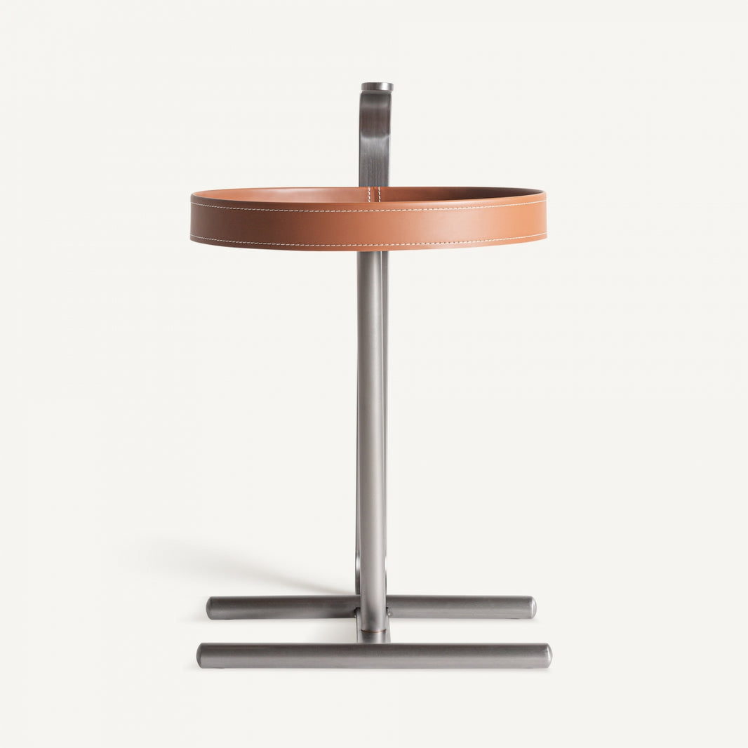 Mesa auxiliar, en marrón y plata. De acero inoxidable y polipiel