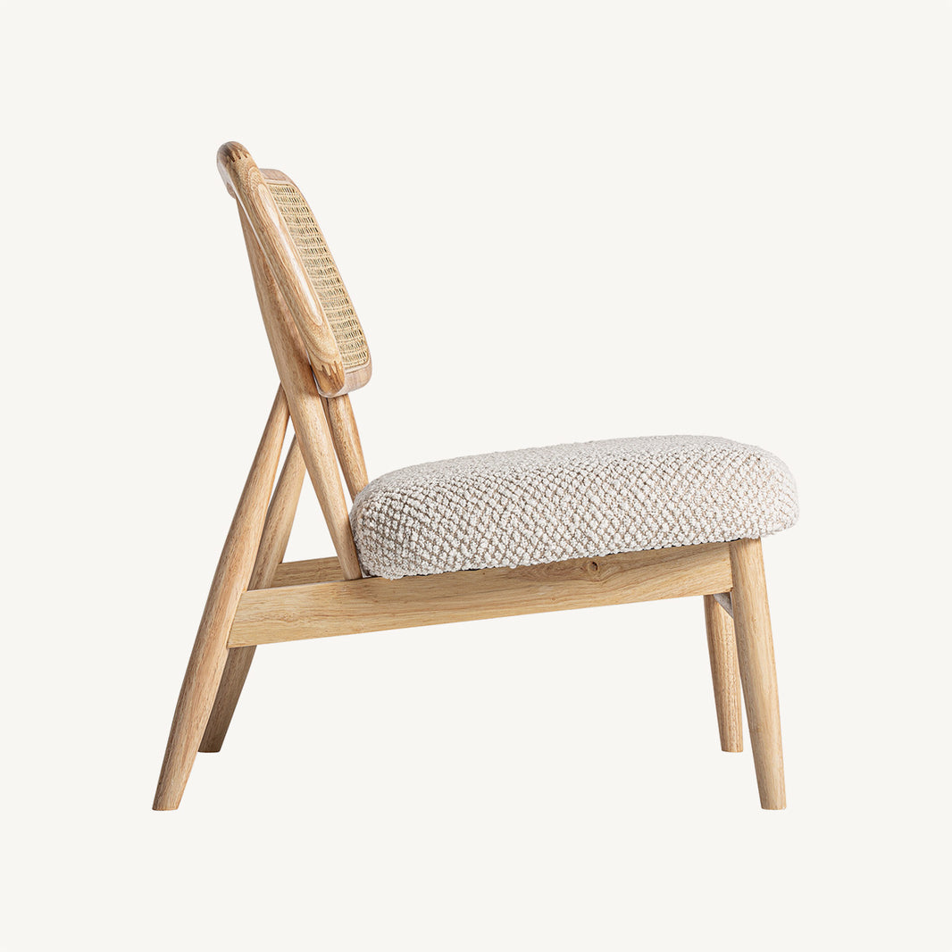 Butaca de madera en tejido claro