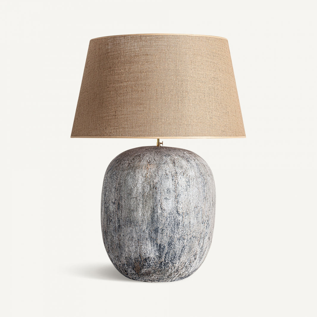 Lámpara de mesa color gris, de cemento y yute