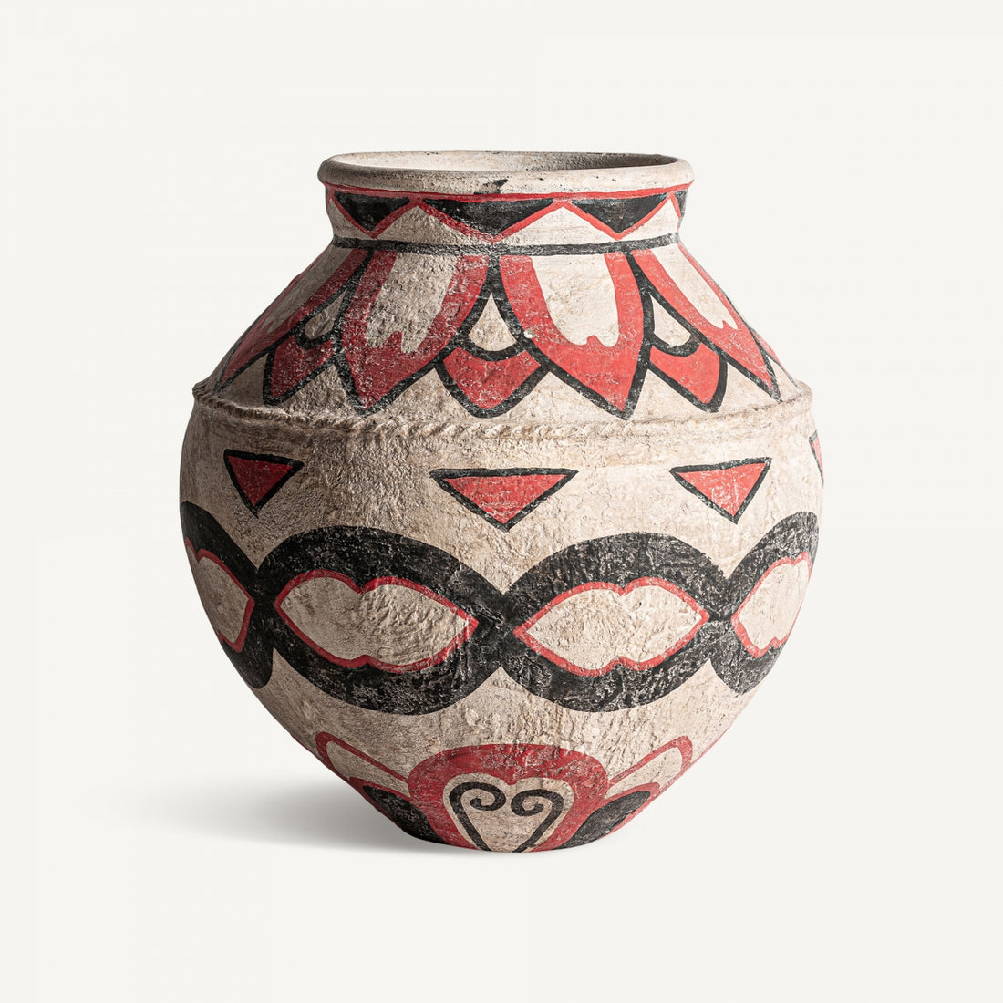 Jarrón en tonos de color multicolor rojo y negro, de estilo étnico. Fabricado en material terracota, combina formas orgánicas con un acabado artesanal.