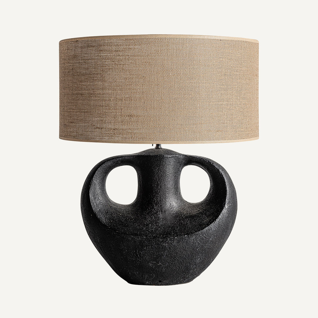 Lámpara de mesa fabricada de yute marrón y terracota color negro.