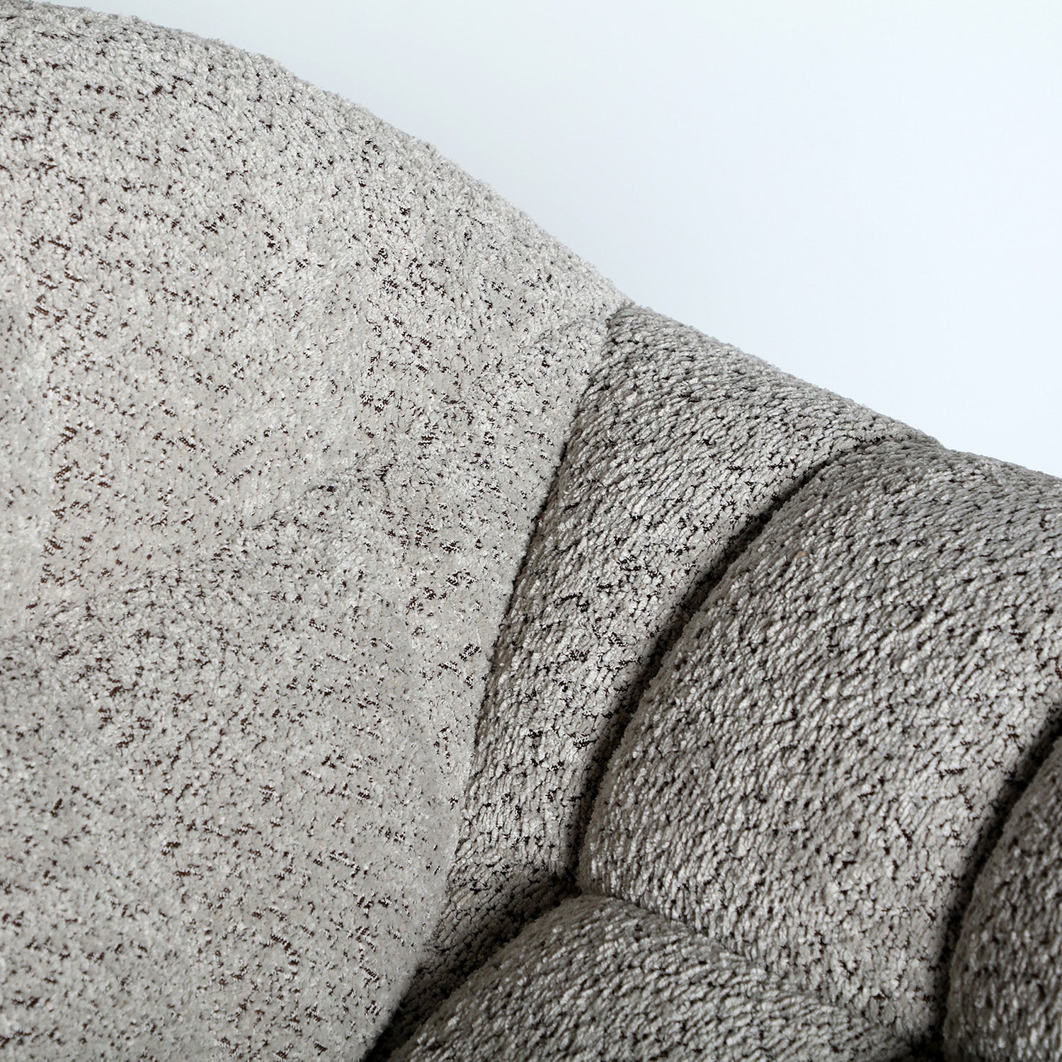 Sofá Bruning para salón moderno con tapizado gris.