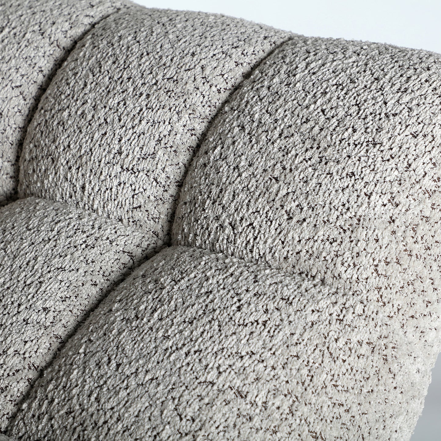 Detalle del asiento gris jaspeado acolchado del sofá Bruning.